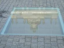 Bücherverbrennungs-Mahnmal von Micha Ullmann auf dem Bebelplatz in Berlin