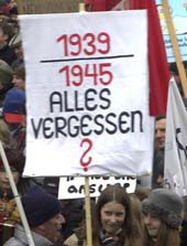 Transparent von der Friedensdemo in Berlin: 1939/1945 - Alles vergessen?