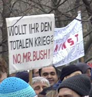 Transparent von der Friedensdemo in Berlin: Wollt ihr den totalen Krieg? No, Mr. Bush!