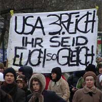Transparent von einer Friedensdemo 2003 in Berlin: USA - 3. Reich - Ihr seid euch so gleich
